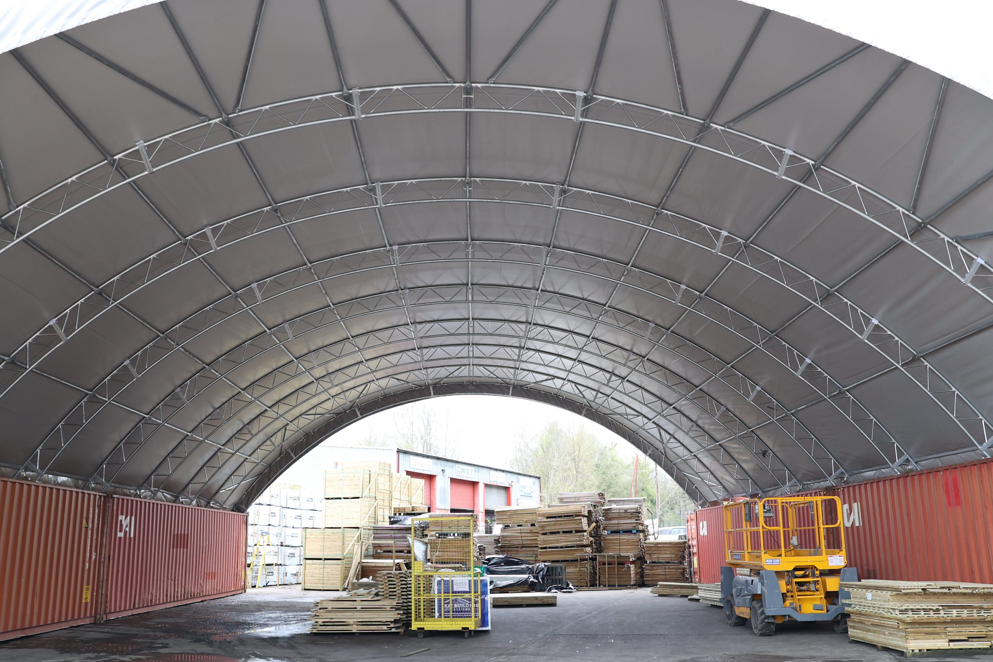 Rifugio Container - 60ft x 40ft x 20ft (18,3m x 12m x 6m) Installato all'interno dei container