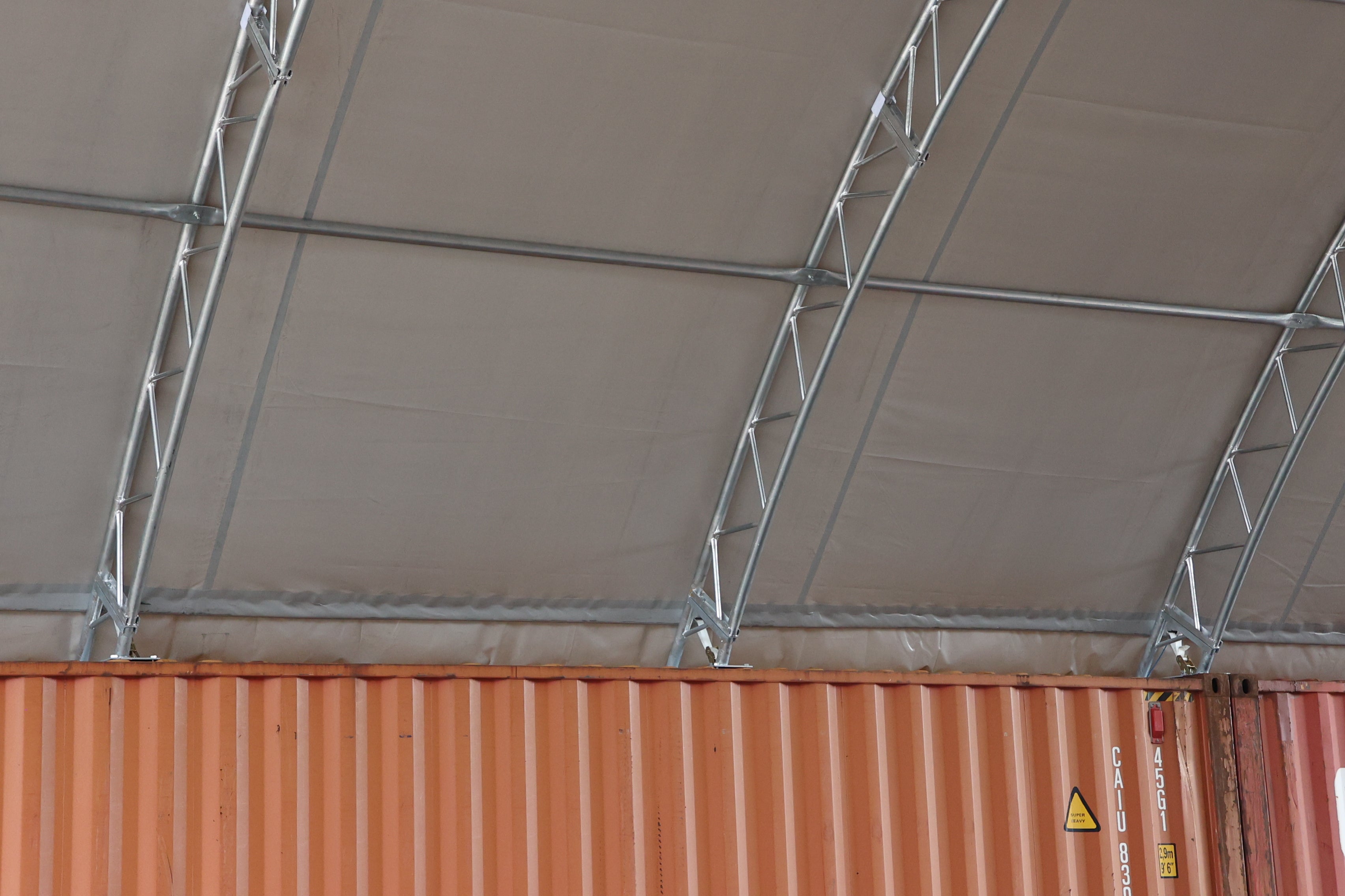 Rifugio Container - 60ft x 40ft x 20ft (18,3m x 12m x 6m) Installato all'interno dei container