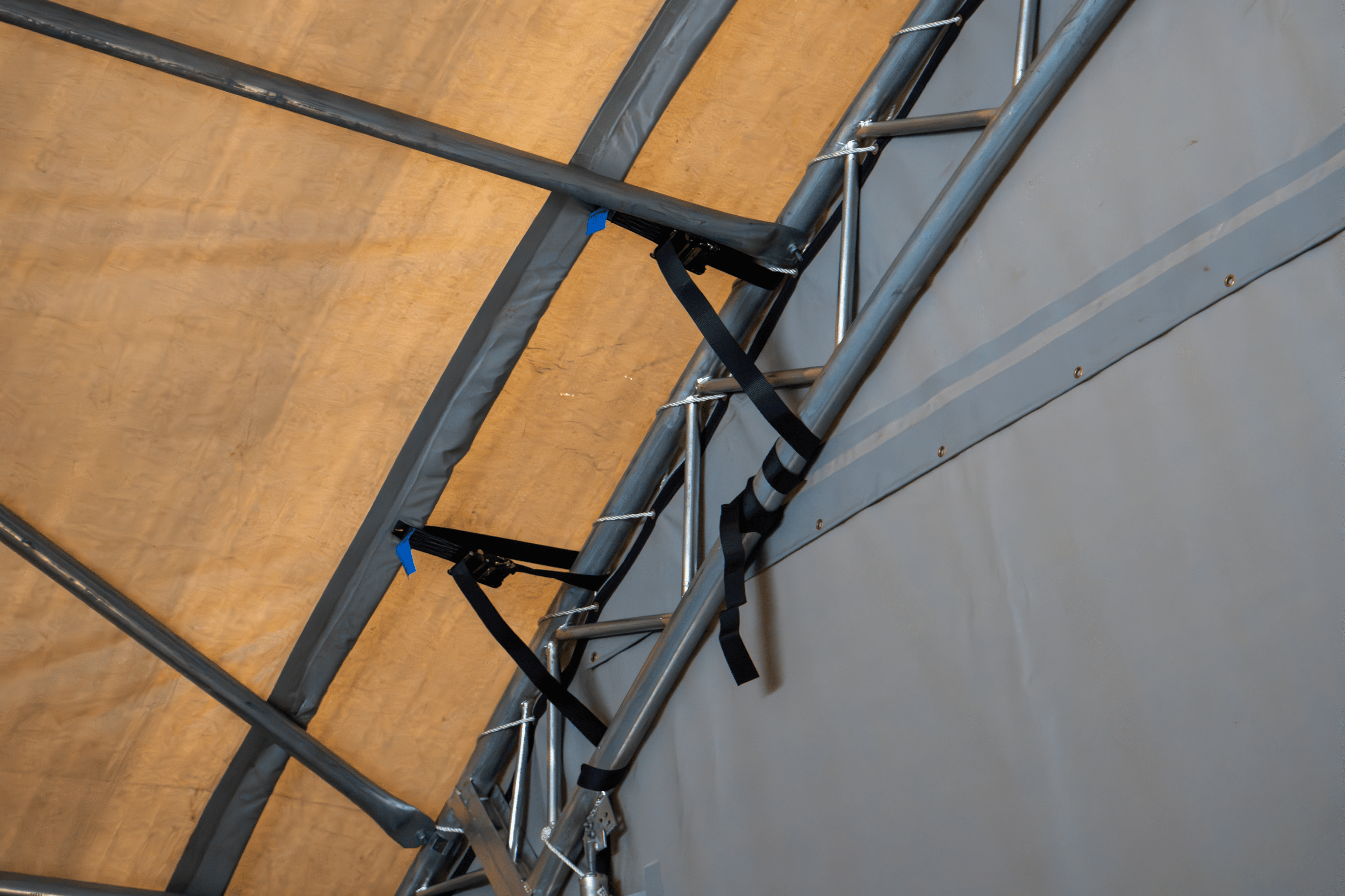 Rifugio Container - 60ft x 40ft x 20ft (18,3m x 12m x 6m) Installato all'esterno dei container