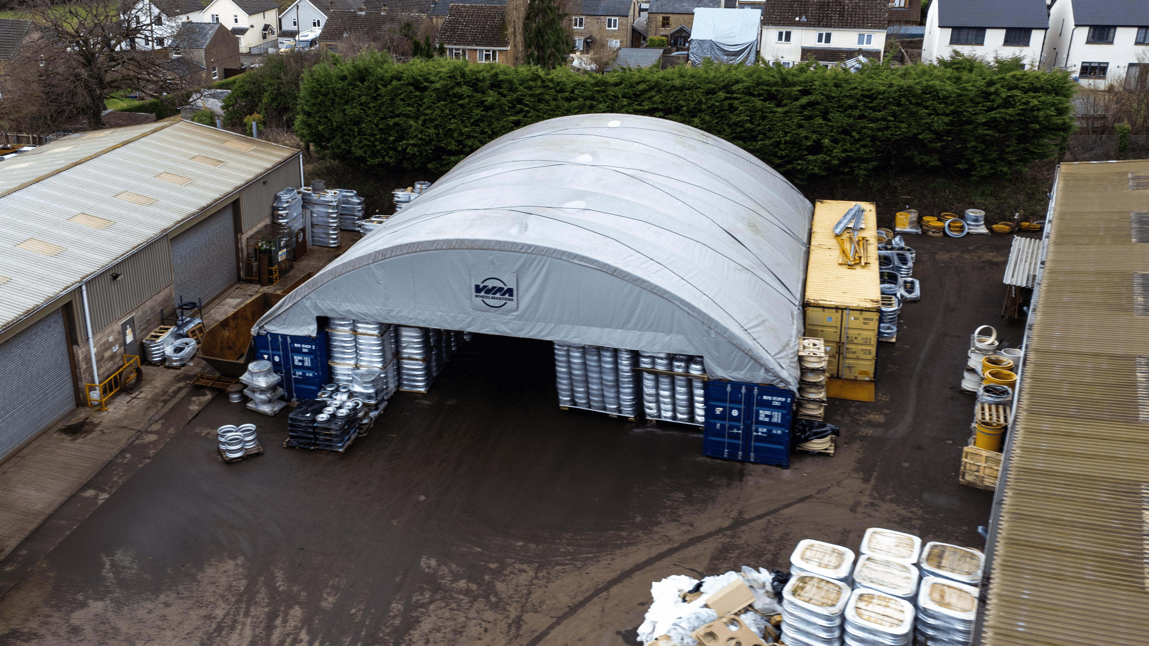 Rifugio Container - 60ft x 40ft x 20ft (18,3m x 12m x 6m) Installato all'esterno dei container