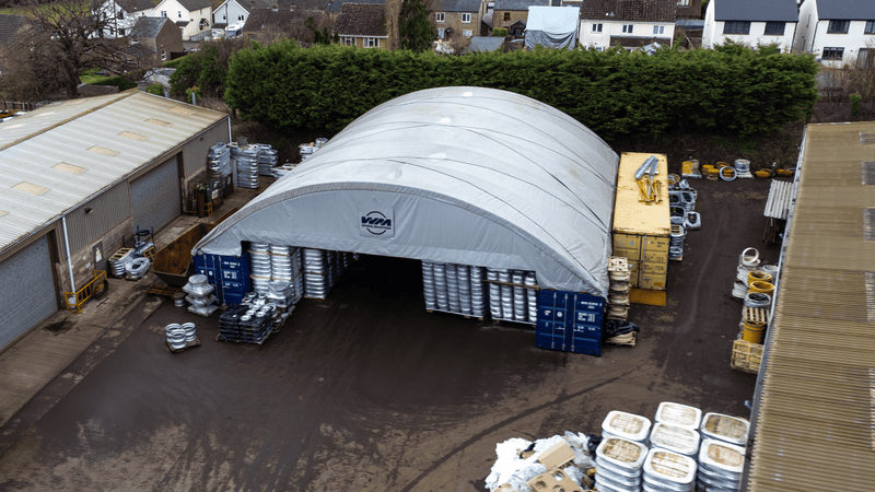 Rifugio Container - 60ft x 40ft x 20ft (18,3m x 12m x 6m) Installato all'esterno dei container
