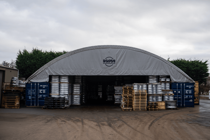 Rifugio Container - 60ft x 40ft x 20ft (18,3m x 12m x 6m) Installato all'esterno dei container