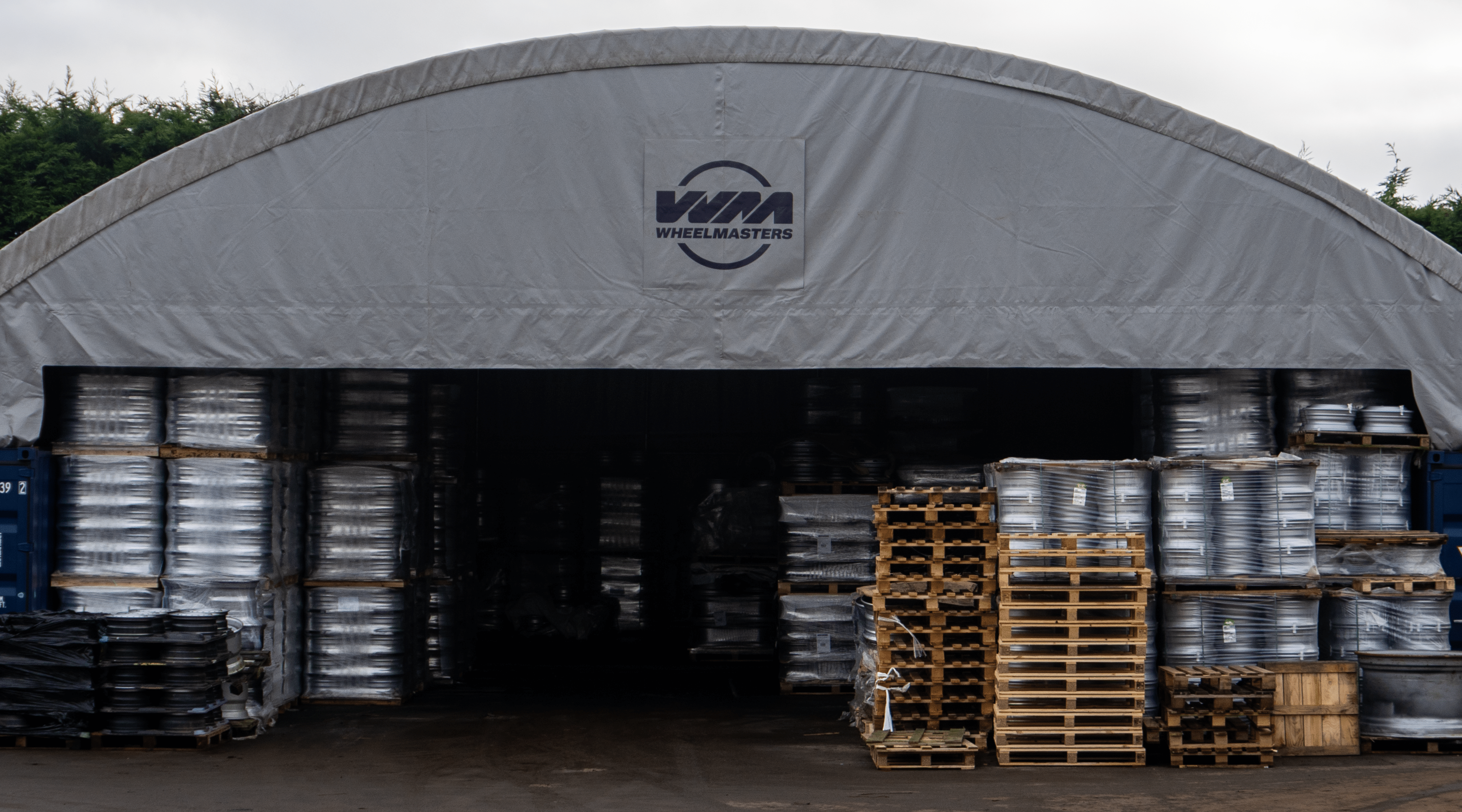 Rifugio Container - 60ft x 40ft x 20ft (18,3m x 12m x 6m) Installato all'esterno dei container